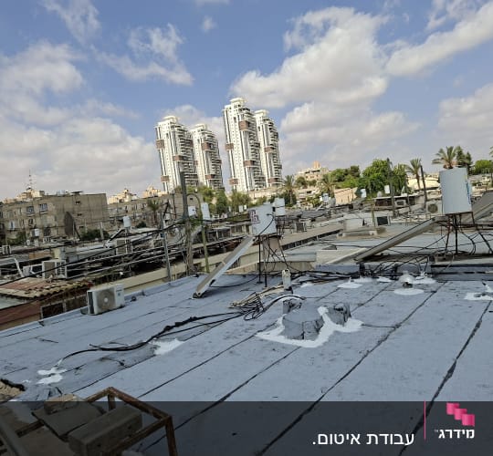 גגות עם מערכות סולאריות ונוף עירוני